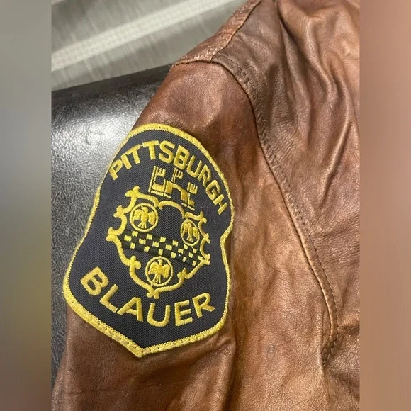 Vintage Blauer women distressed leather bomber flight jacket L, will fit a S/M - Picture 5 of 11